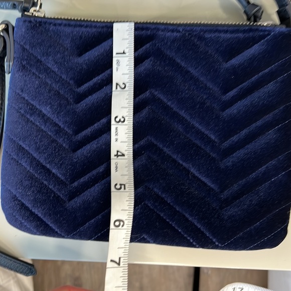 ⭐️3/$20 Old Navy blue velvet crossbody chevron quilted purse - Picture 9 of 9